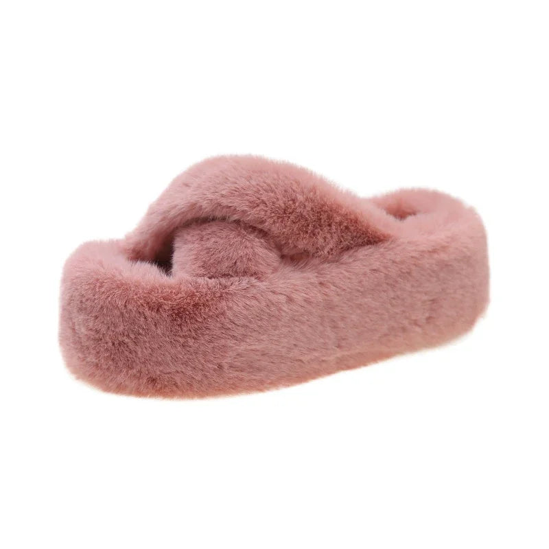 Slippers met gekruiste banden van imitatiebont en een dikke plateauzool in pluche - roze