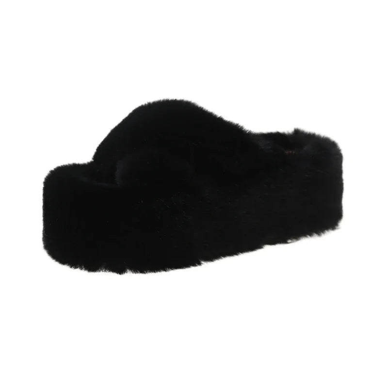 Slippers met gekruiste banden van imitatiebont en een dikke plateauzool in pluche - zwart