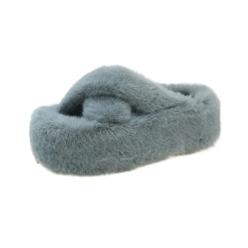 Slippers met gekruiste banden van imitatiebont en een dikke plateauzool in pluche - lichtblauw