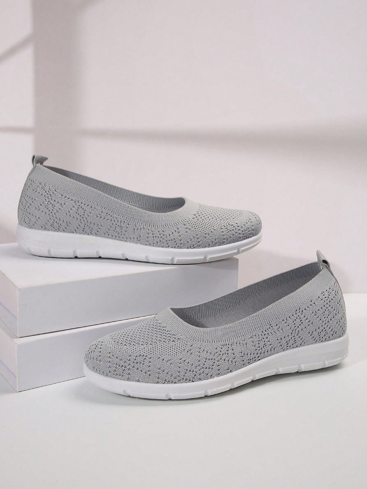 Platte comfortschoenen voor dames van fijn gebreide stof met lage instap en soepele witte zool - lichtgrijs