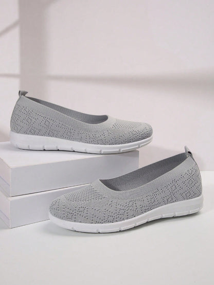 Platte comfortschoenen voor dames van fijn gebreide stof met lage instap en soepele witte zool - lichtgrijs