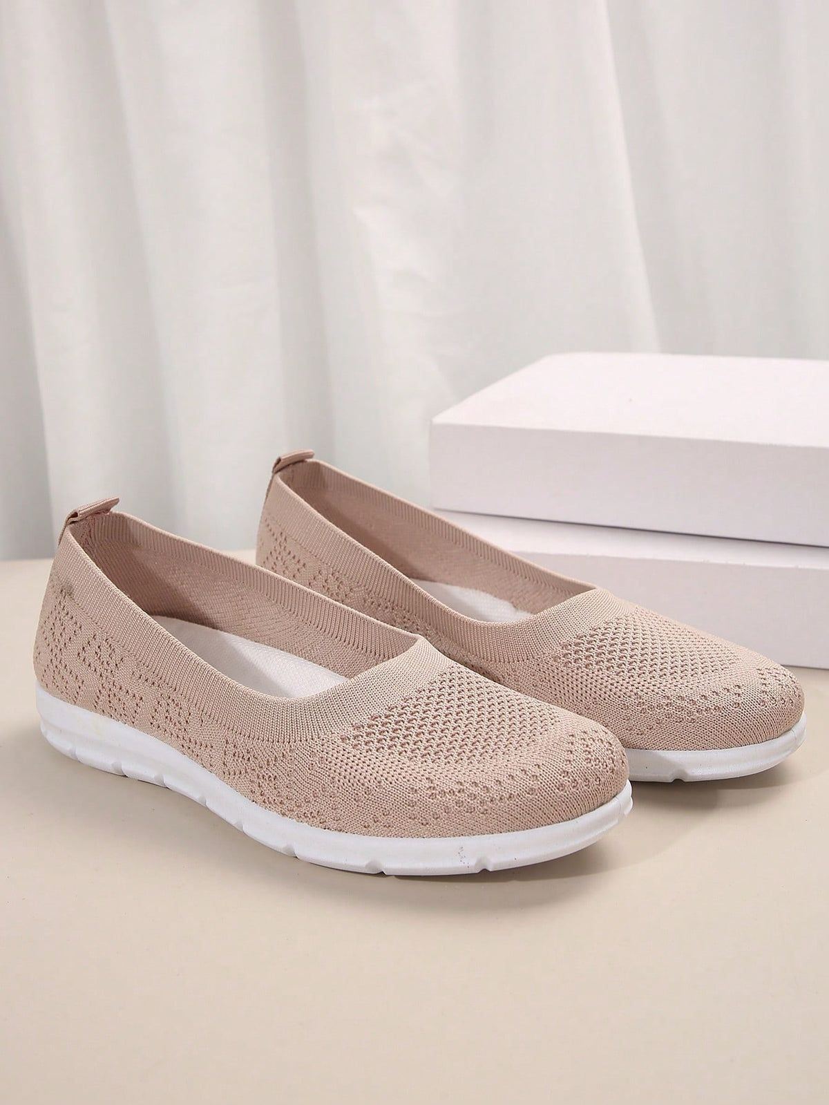 Platte comfortschoenen voor dames van fijn gebreide stof met lage instap en soepele witte zool - roze