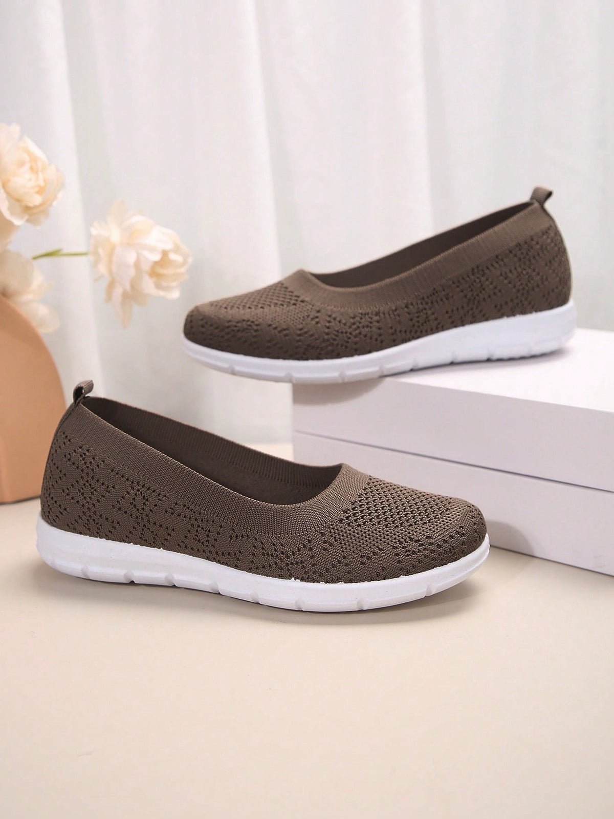 Platte comfortschoenen voor dames van fijn gebreide stof met lage instap en soepele witte zool - chocoladebruin