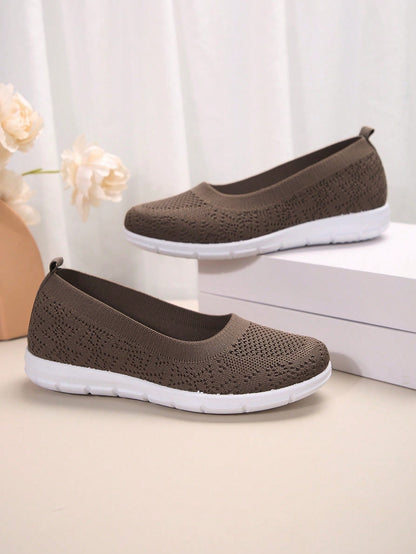 Platte comfortschoenen voor dames van fijn gebreide stof met lage instap en soepele witte zool - chocoladebruin