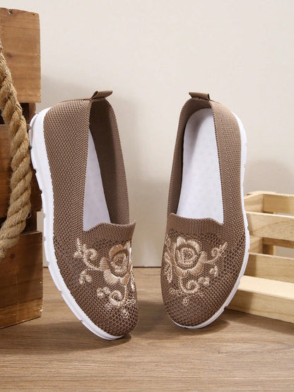 Platte comfortschoenen voor dames van fijn gebreide stof met lage instap en soepele witte zool - bruin met borduursel