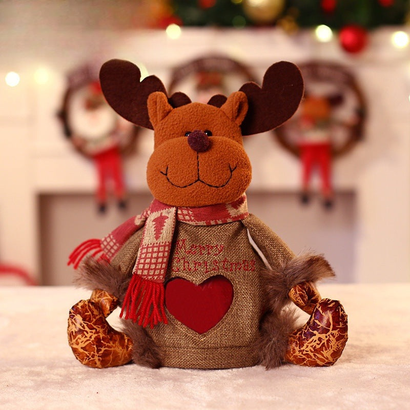 Zittend pluche kerstfiguur met muts, sjaal en een hartvormig venster in het lijfje - rendier