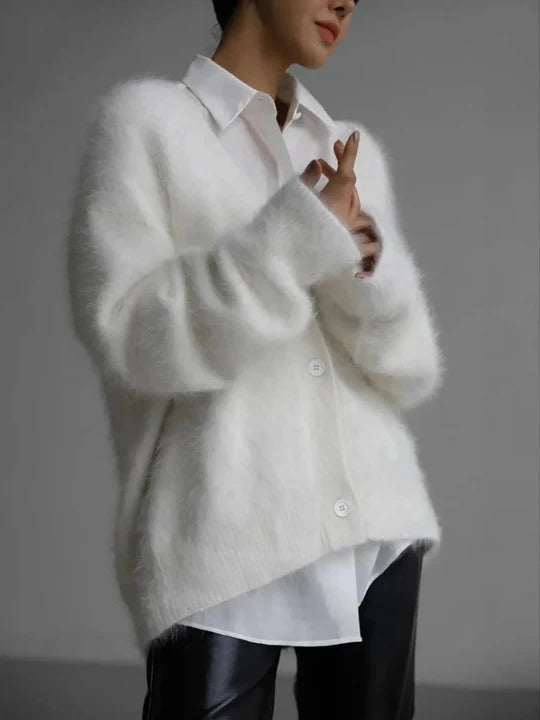 Pluizig oversized damesvest met diepe V-hals en knoopsluiting - wit