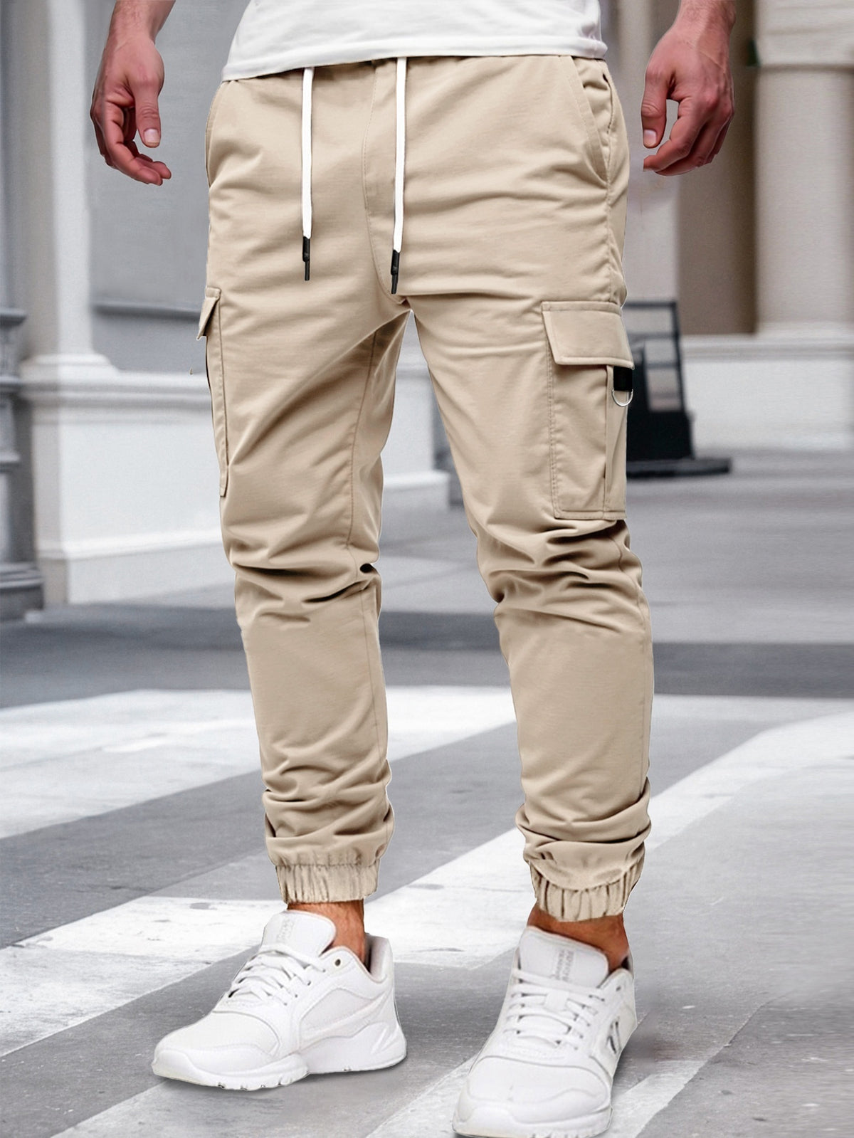 Cargo joggingbroek voor heren met trekkoord, klepzakken op de dijen en boord om de enkel - beige