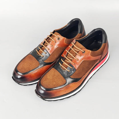 Retro herensneakers in leerlook met patina, matte panelen en een rode streep in de tussenzool - cognac