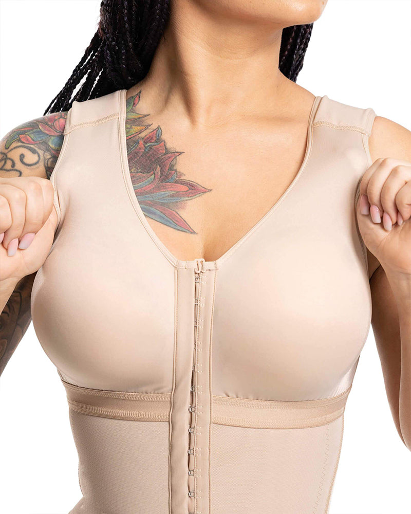 Shapewear body met haakjessluiting, brede bandjes en pijpen tot net boven de knie