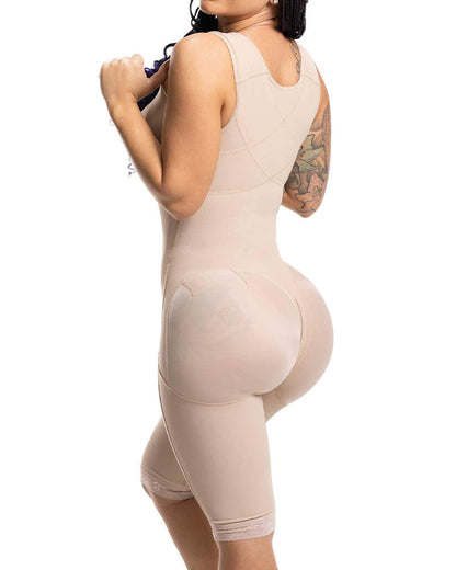 Shapewear body met haakjessluiting, brede bandjes en pijpen tot net boven de knie