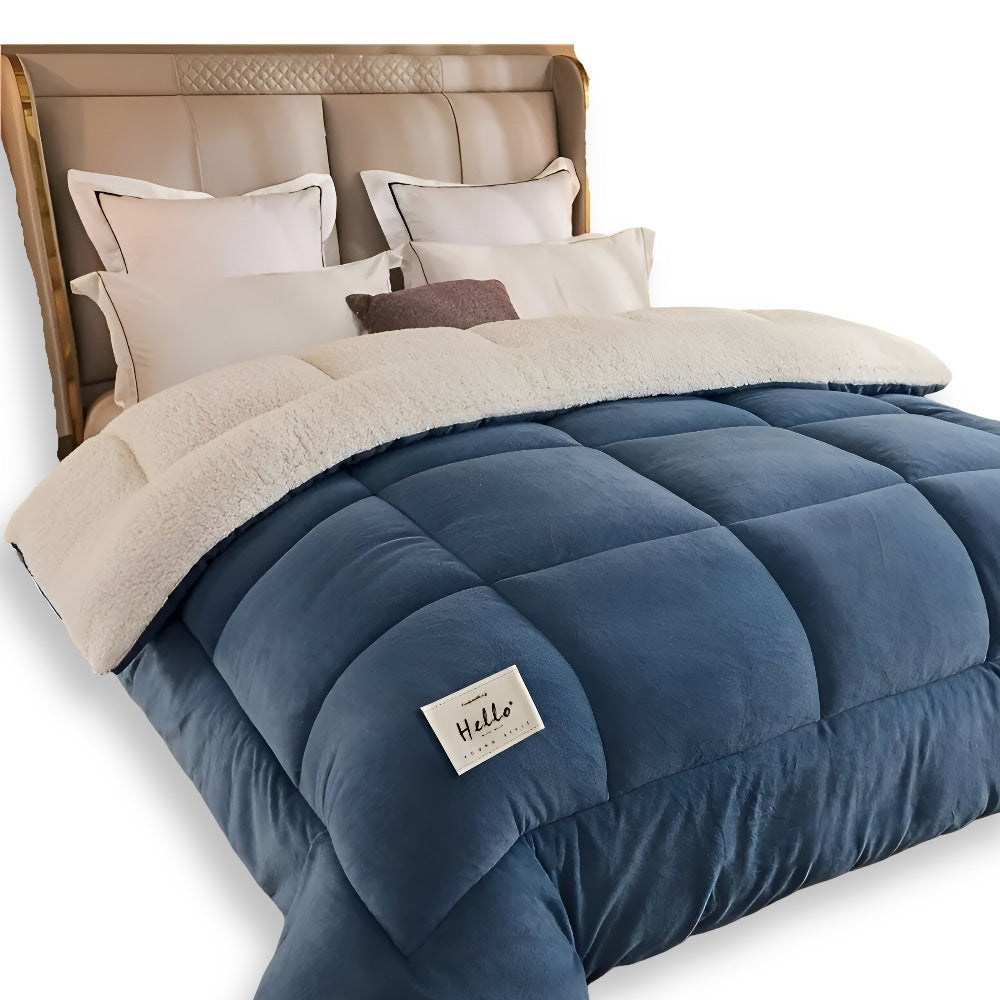 Dik sherpa dekbed met fleece voorkant op een opgemaakt bed - blauw