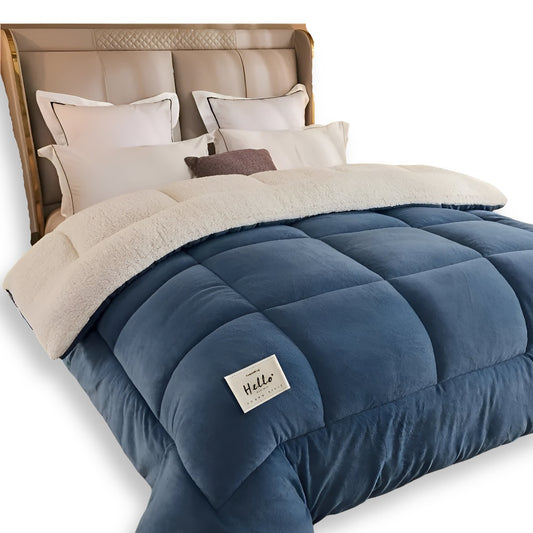 Dik sherpa dekbed met fleece voorkant op een opgemaakt bed - blauw