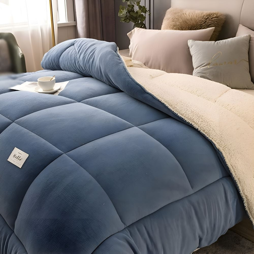 Dik sherpa dekbed met fleece voorkant op een opgemaakt bed - beeld 2
