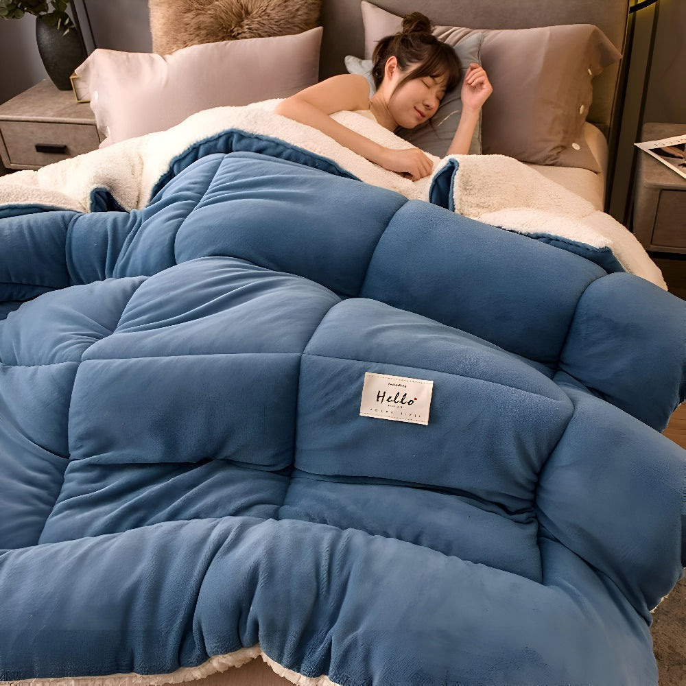 Dik sherpa dekbed met fleece voorkant op een opgemaakt bed - beeld 3