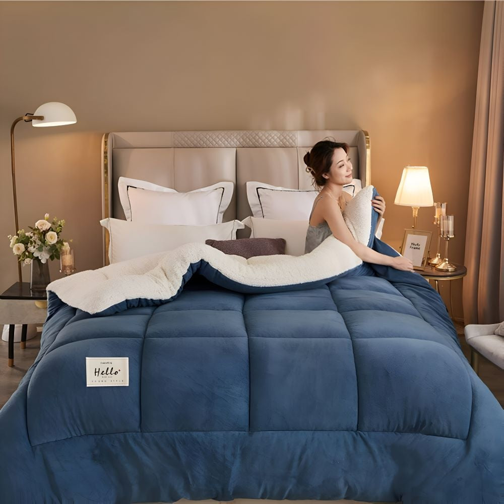 Dik sherpa dekbed met fleece voorkant op een opgemaakt bed - beeld 4