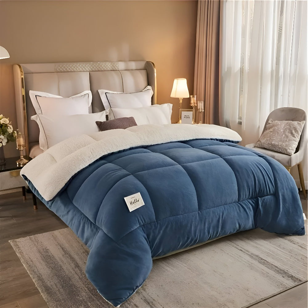 Dik sherpa dekbed met fleece voorkant op een opgemaakt bed - beeld 5