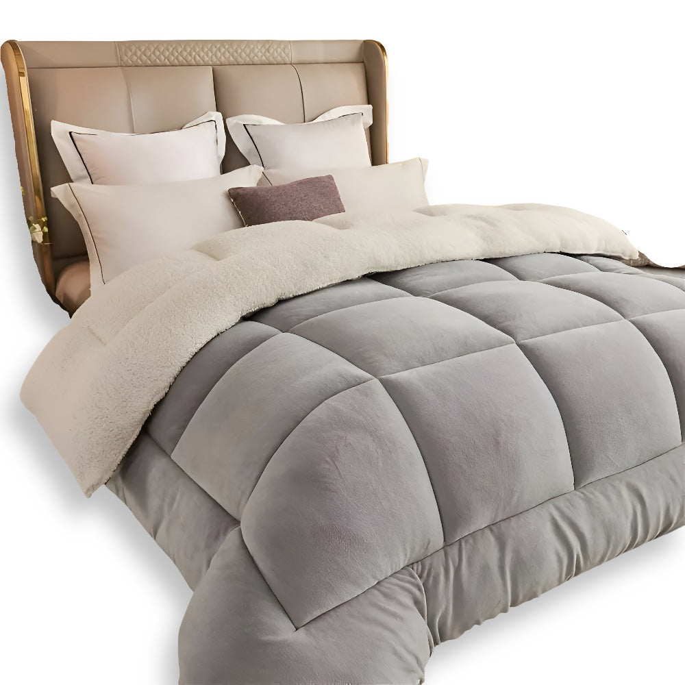 Dik sherpa dekbed met fleece voorkant op een opgemaakt bed - grijs