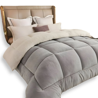 Dik sherpa dekbed met fleece voorkant op een opgemaakt bed - grijs