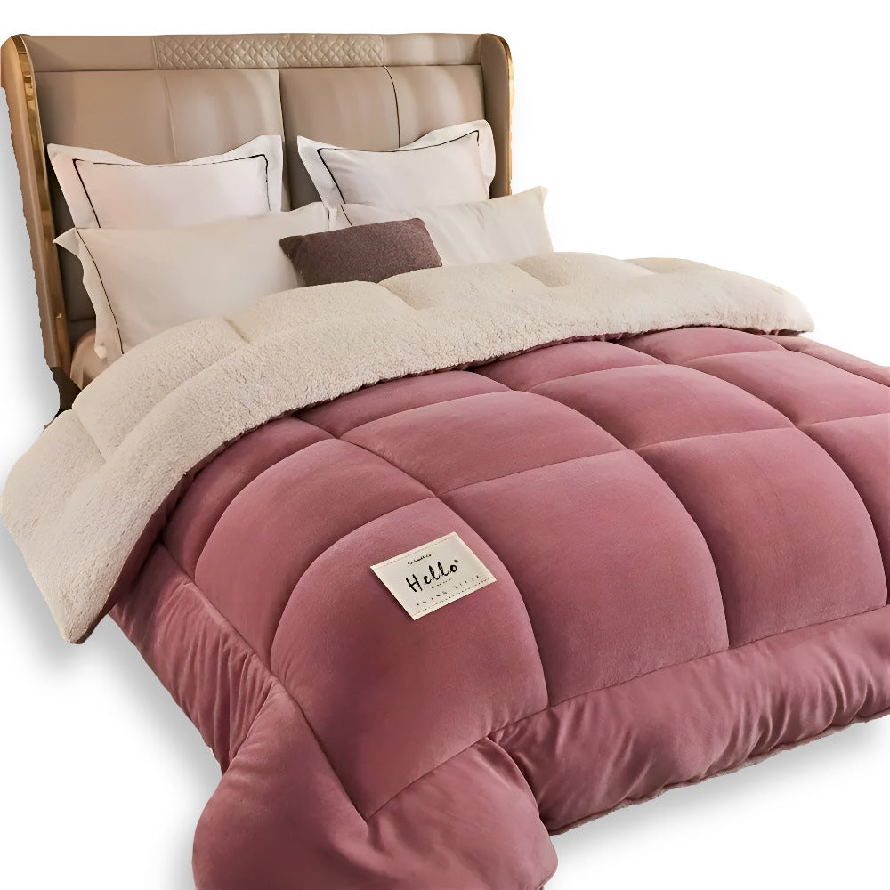 Dik sherpa dekbed met fleece voorkant op een opgemaakt bed - oudroze