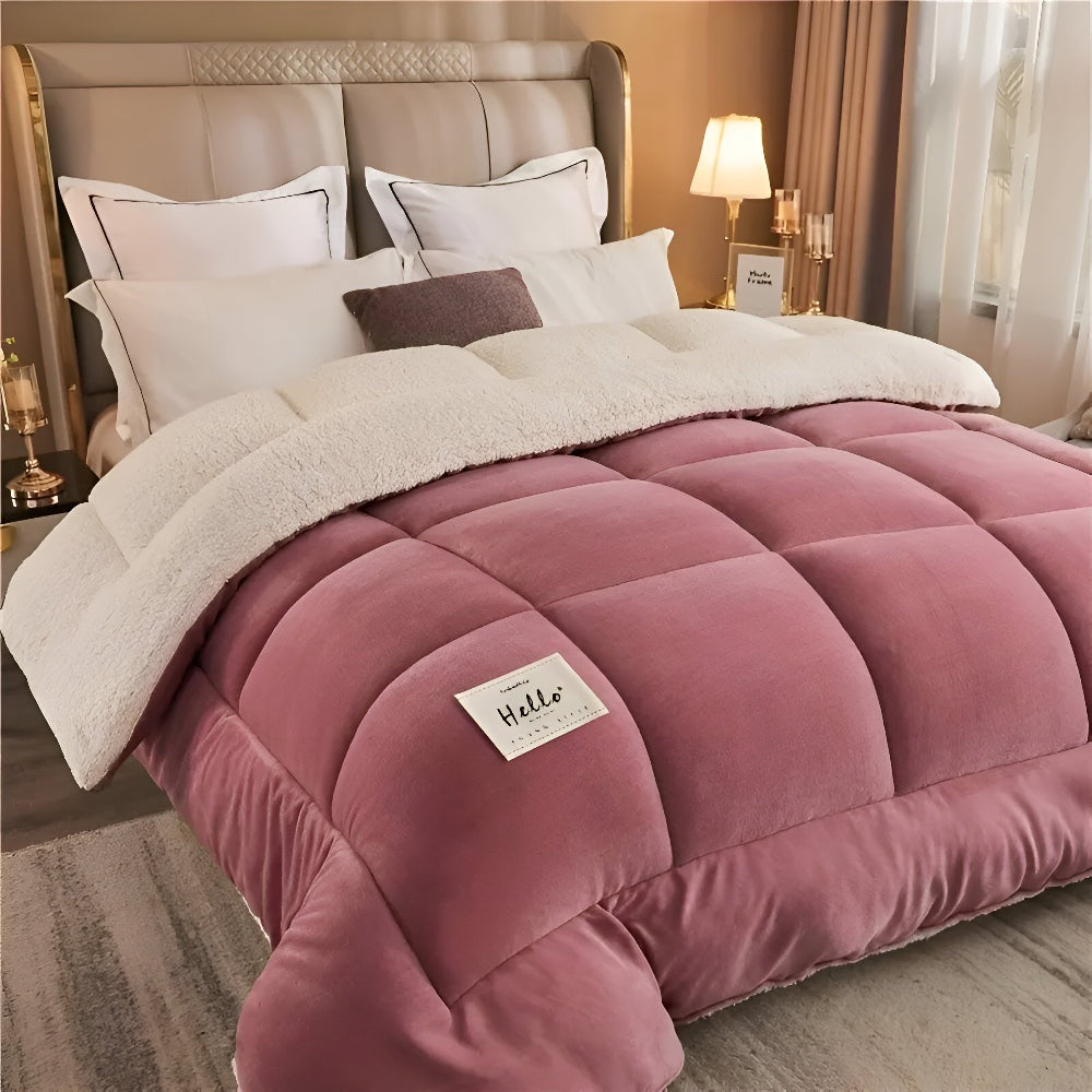 Dik sherpa dekbed met fleece voorkant op een opgemaakt bed - beeld 9