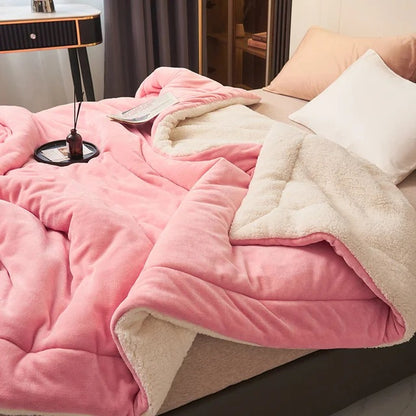 Sherpa deken met doorgestikte banen op een opgemaakt bed - roze