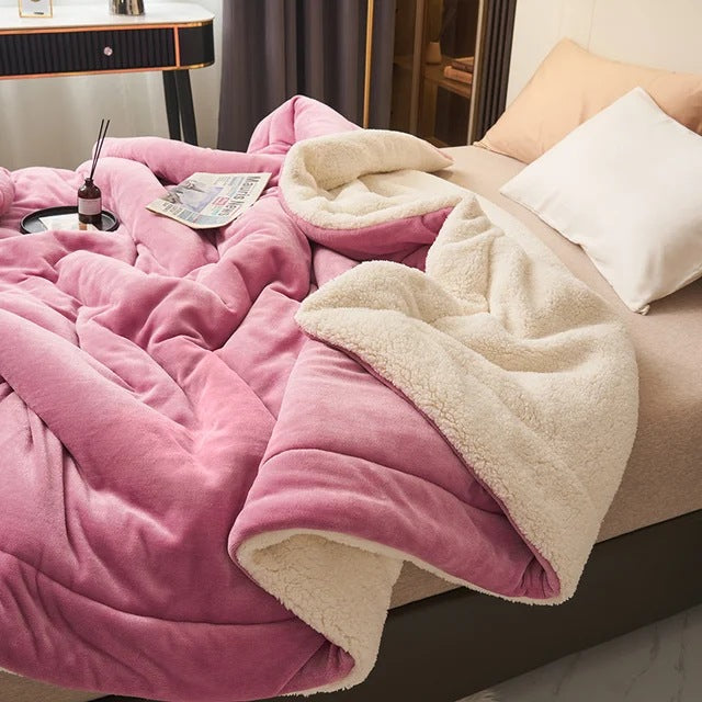 Sherpa deken met doorgestikte banen op een opgemaakt bed - magenta