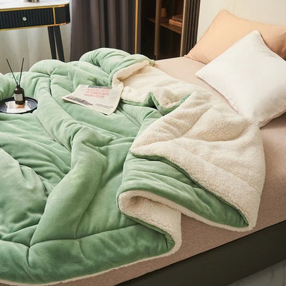 Sherpa deken met doorgestikte banen op een opgemaakt bed - lichtgroen