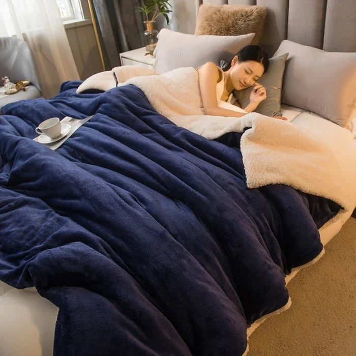 Dikke sherpa deken met fluweelzachte buitenkant op bed - marineblauw