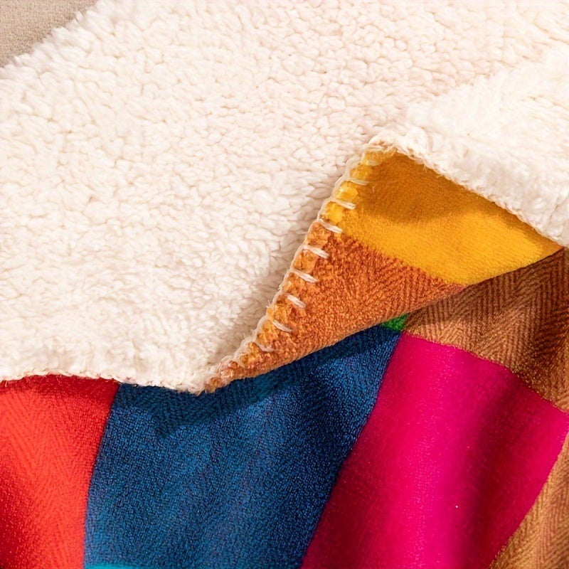 Sherpa plaid met kleurrijk ruitpatroon over een bed - beeld 3