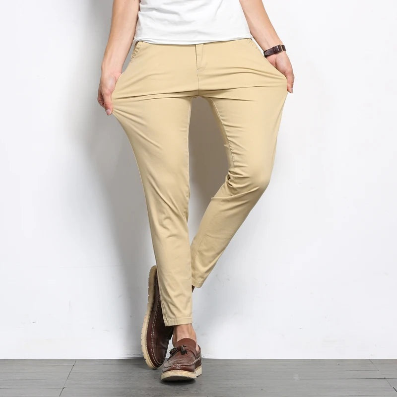 Slim fit chino voor heren met taps toelopende pijp tot op de enkel en riemlussen - beige