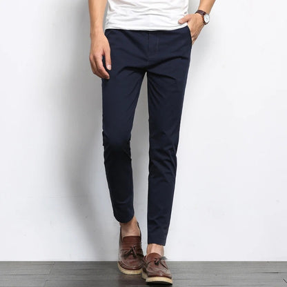 Slim fit chino voor heren met taps toelopende pijp tot op de enkel en riemlussen - marineblauw