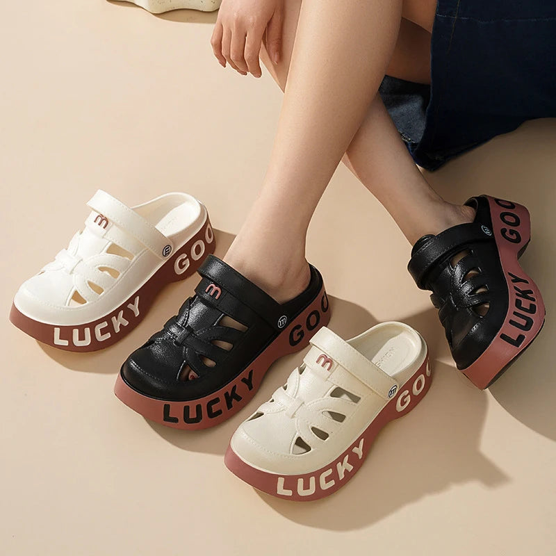Slippers met dichte neus en uitsparingen, hielband en dikke zool met letteropdruk