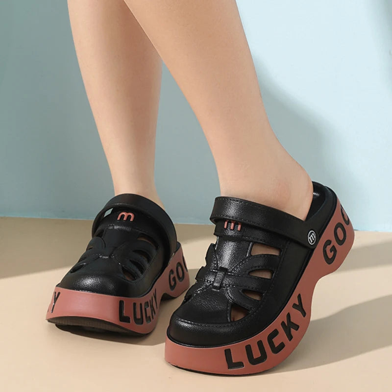 Slippers met dichte neus en uitsparingen, hielband en dikke zool met letteropdruk - beeld 4