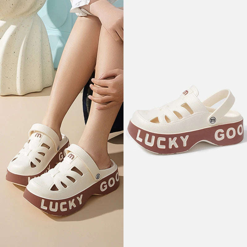 Slippers met dichte neus en uitsparingen, hielband en dikke zool met letteropdruk - wit