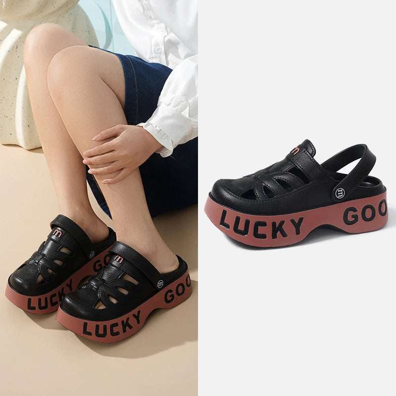 Slippers met dichte neus en uitsparingen, hielband en dikke zool met letteropdruk - zwart
