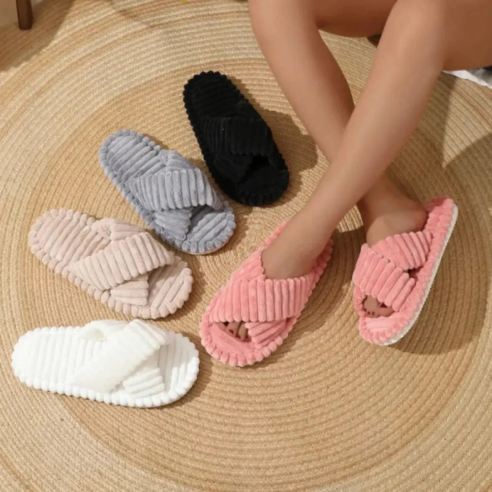 Slippers met gekruiste banden van geribde pluche, open teen en lichte zool