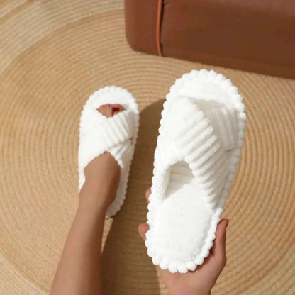 Slippers met gekruiste banden van geribde pluche, open teen en lichte zool - wit