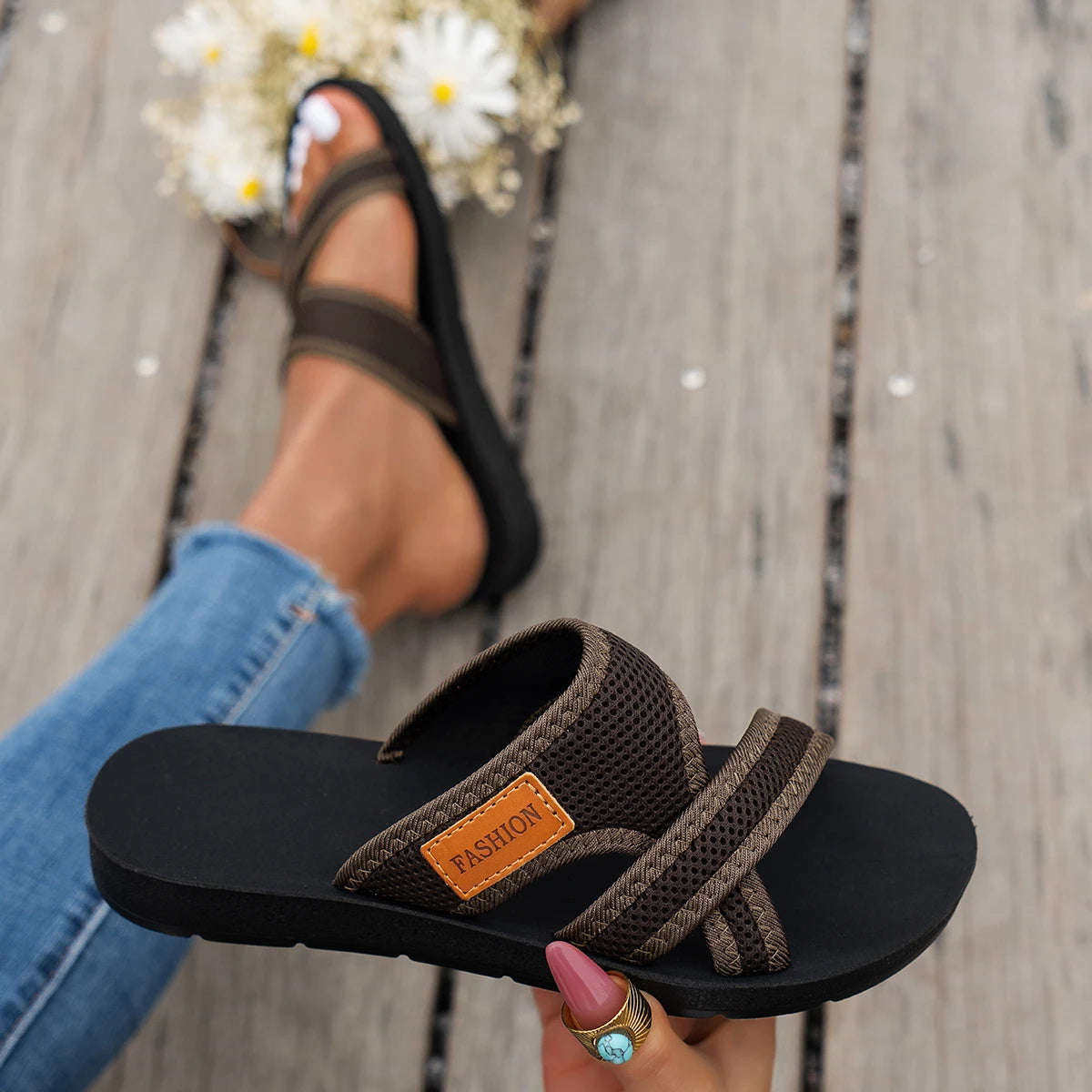 Slippers met gekruiste banden van mesh, klein label en platte zwarte zool