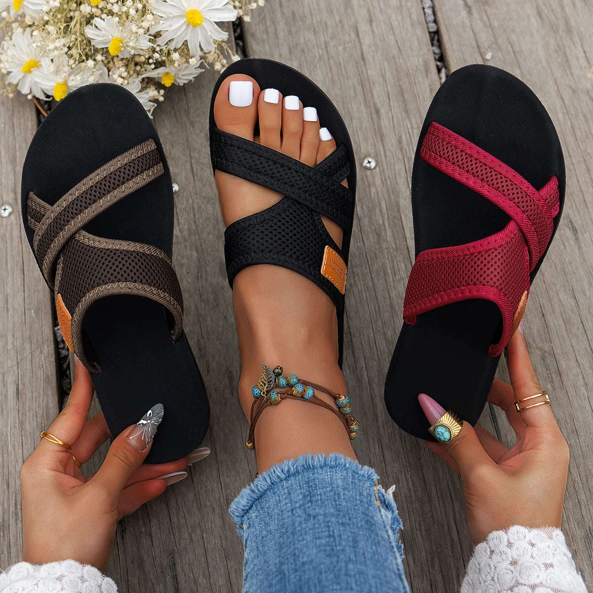 Slippers met gekruiste banden van mesh, klein label en platte zwarte zool - beeld 11
