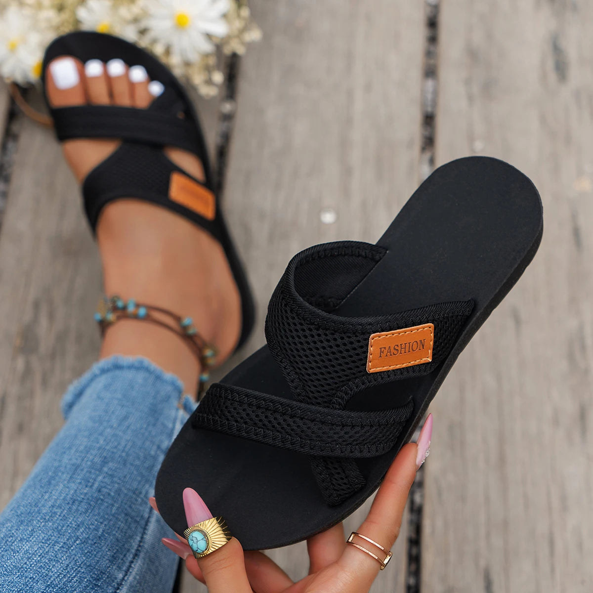 Slippers met gekruiste banden van mesh, klein label en platte zwarte zool - beeld 2
