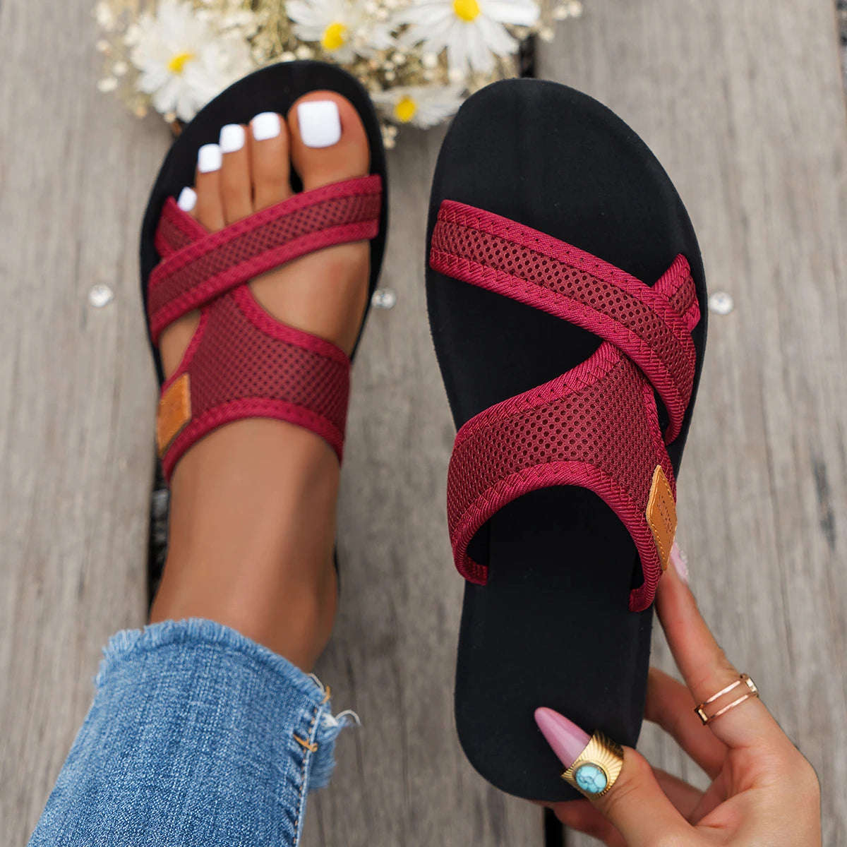 Slippers met gekruiste banden van mesh, klein label en platte zwarte zool - beeld 3