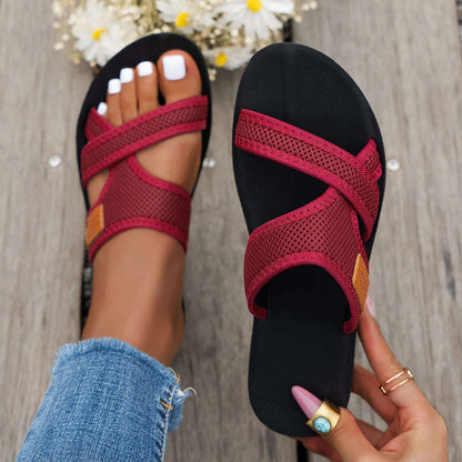 Slippers met gekruiste banden van mesh, klein label en platte zwarte zool - beeld 3
