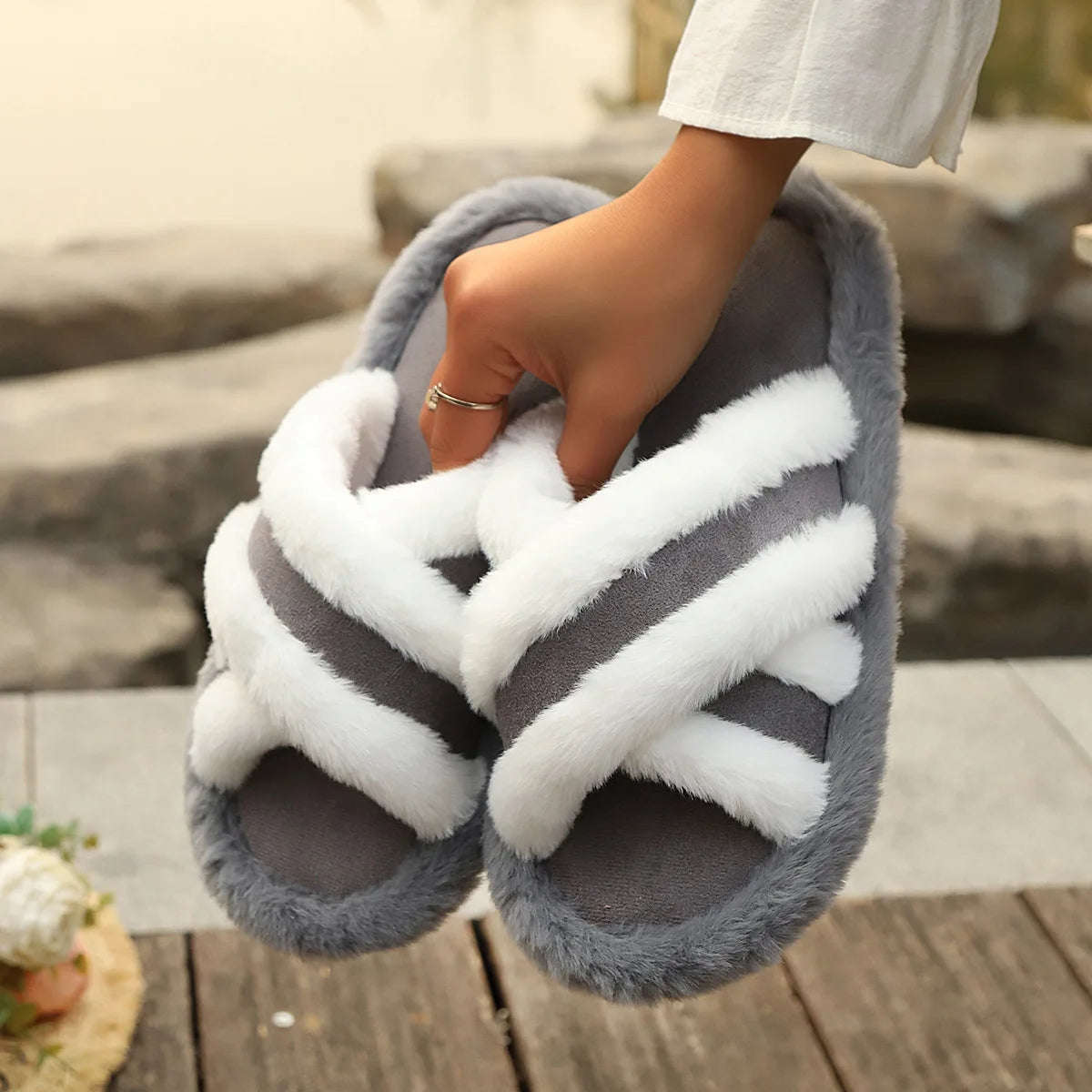 Slippers met gekruiste banden van imitatiebont en pluche rand - grijs