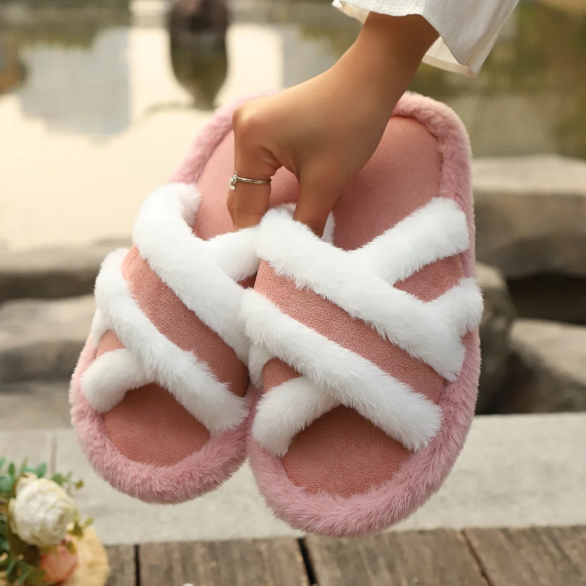 Slippers met gekruiste banden van imitatiebont en pluche rand - roze
