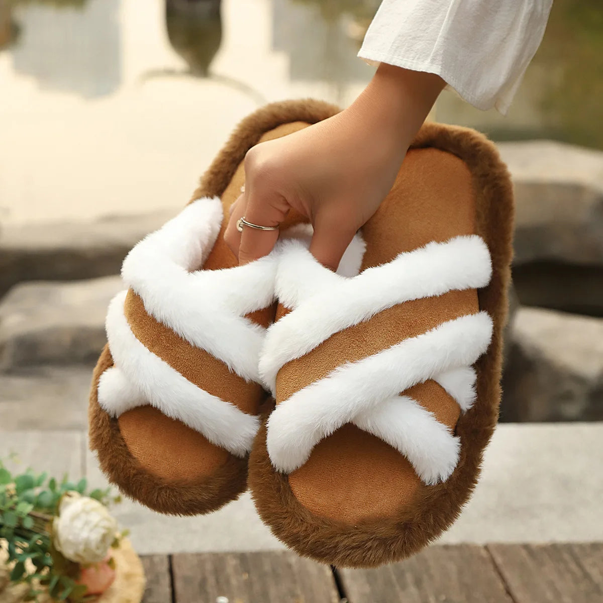 Slippers met gekruiste banden van imitatiebont en pluche rand - bruin