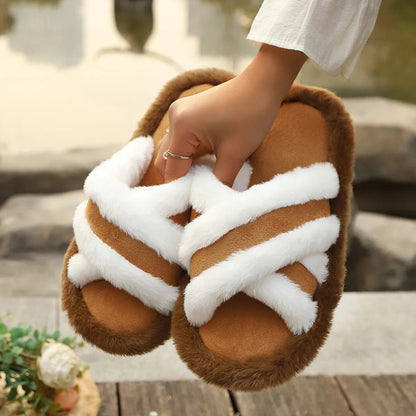 Slippers met gekruiste banden van imitatiebont en pluche rand - bruin