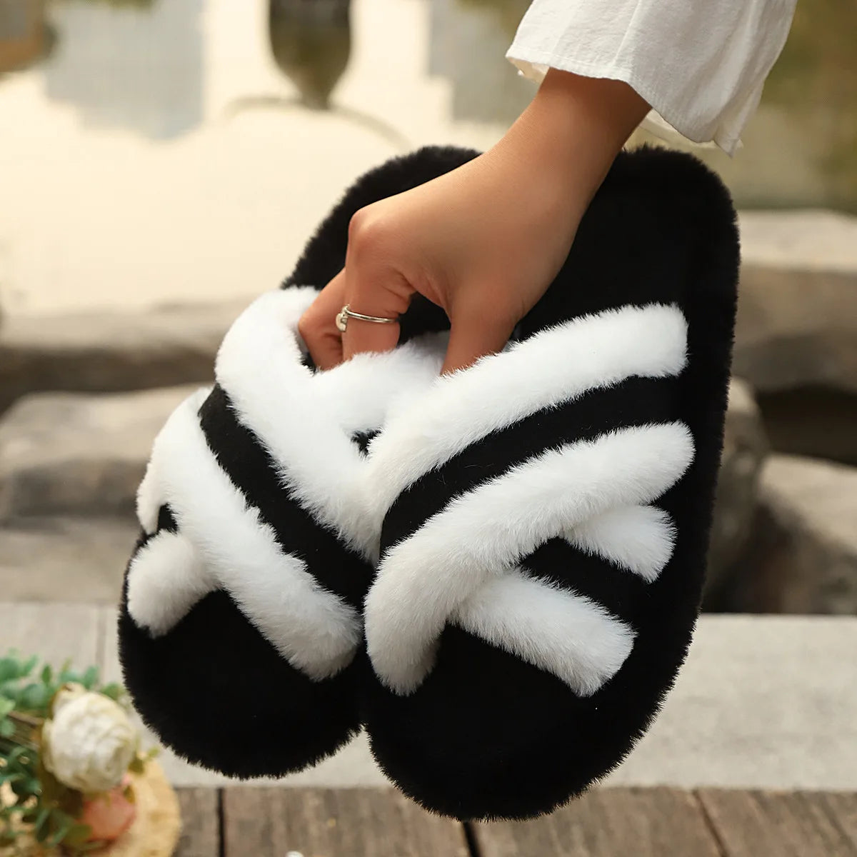 Slippers met gekruiste banden van imitatiebont en pluche rand - zwart