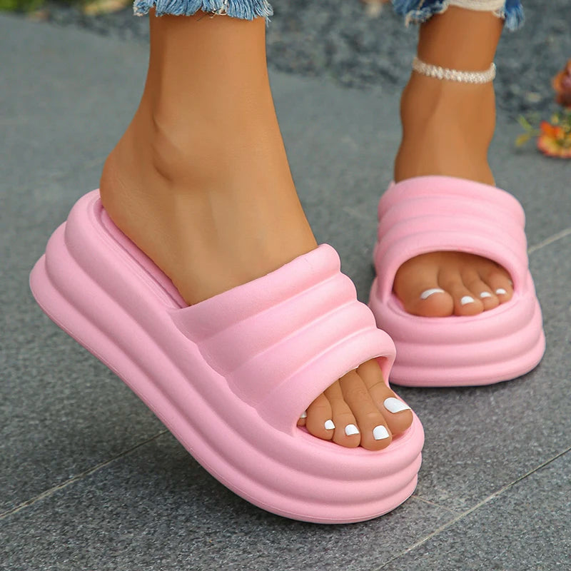 Slippers met gelaagde plateauzool en brede geribde band - roze