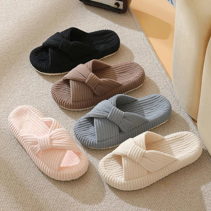 Slippers van ribstof met gekruiste banden en gedraaide knoop